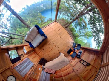 Interior de madera en vista tipo 360 con mobiliario.